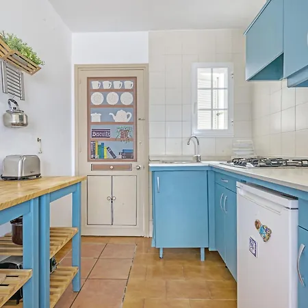 320 Castell Sol Daire *